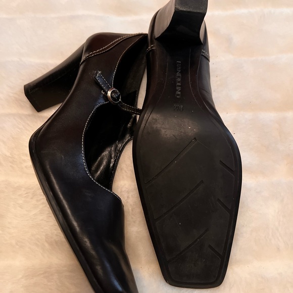 🖤🖤PRICE DROP 🖤🖤 Black Bandolino pumps with feminine buckle - Picture 5 of 6